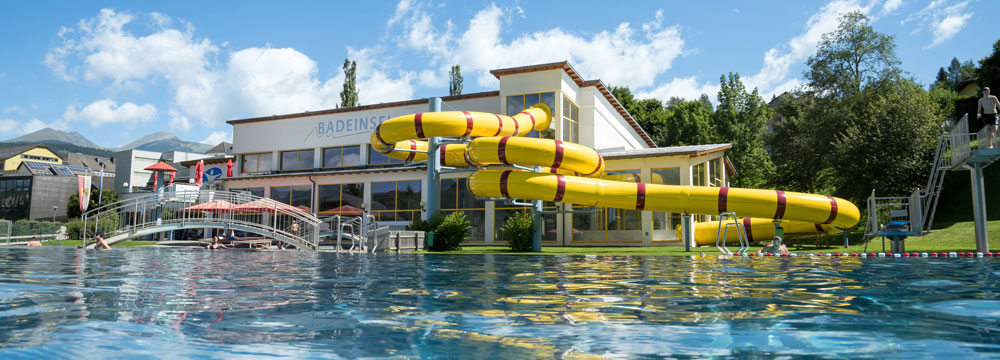 Freibad mit Rutsche